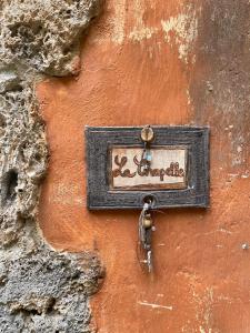 穆斯捷-圣玛丽La Bouscatière的墙上有钥匙的标志