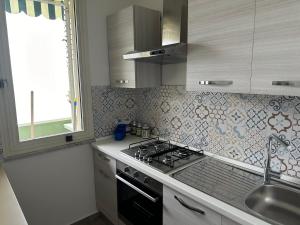 切法卢CH Exclusive Apartments的厨房配有炉灶和水槽