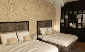 科伦坡TeaTalk的一间卧室配有两张床和吊灯。