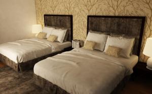 科伦坡TeaTalk的配有2盏灯的酒店客房的2张床