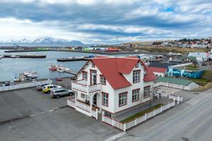胡萨维克Bjarnabúð的海港旁的白色房子,有红色屋顶