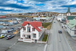 胡萨维克Bjarnabúð的白色房屋,享有小镇的空中景色