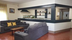 坎加斯-德奥尼斯Casa La Granda的一间带两张沙发的客厅和一间厨房