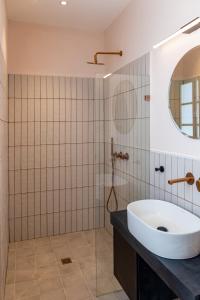 海法Mila - Boutique Hotel的一间带水槽和镜子的浴室
