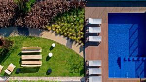 布宜诺斯艾利斯Fliphaus Be Libertador - Lux 1 Bd 11-21的享有游泳池、椅子和庭院的顶部景致