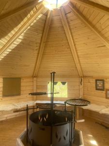 LaitilaTriangle Cabin的小木屋内设有一个炉灶