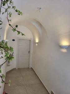 弗洛里Villa Pino的墙上有白色门和灯的走廊