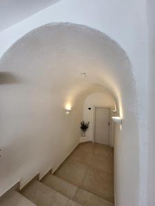 弗洛里Villa Pino的一条带白色墙壁和白色门的走廊