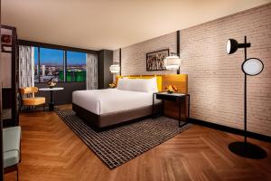 拉斯维加斯New York-New York的酒店客房设有一张床和一个大窗户