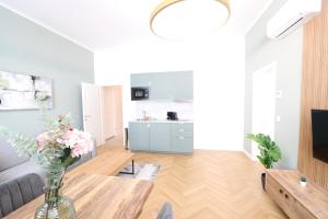 维也纳Vienna Stay Apartments or Rooms 1050的客厅,桌子上放着花瓶