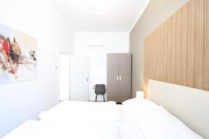 维也纳Vienna Stay Apartments or Rooms 1050的白色卧室配有两张床和椅子