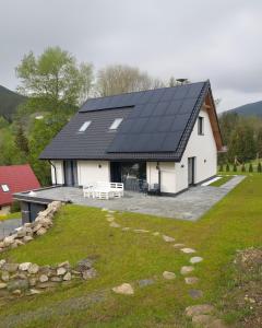 西恩纳Willa ViWaldi Janowa Góra的顶部设有太阳能电池板的房子