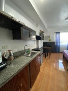卡加盐德奥罗Mesaverte Residences AFS Suites的厨房配有水槽和台面