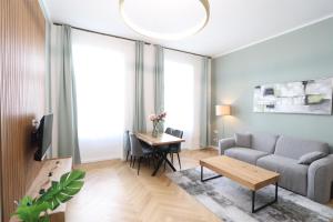 维也纳Vienna Stay Apartments or Rooms 1050的客厅配有沙发和桌子
