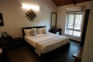 海得拉巴Brown Town Resort & Spa的一间卧室,卧室内配有一张大床