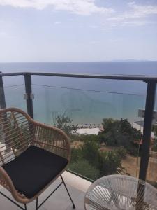 毕达哥利翁OLYMPIADA View 1的海滩景阳台的桌椅