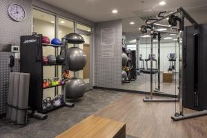 莫纳汉斯Fairfield Inn & Suites Monahans的健身房设有数个球和重量器械的健身房