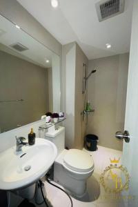 马尼拉Azure Urban Resort Condo Parañaque near NAIA Airport Free Highspeed WIFI and Netflix的浴室配有白色卫生间和盥洗盆。