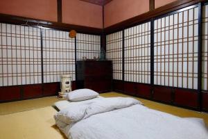 Otoyocho米奇素纪山居度假屋的带窗户的客房内的一张床位