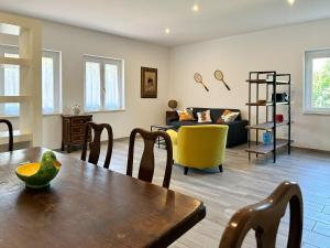 巴蒂帕利亚Tenuta Fasanarella的客厅配有桌子和沙发