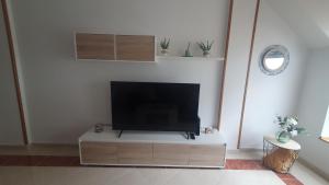 比韦罗Miramar的客厅的台面上配有平面电视