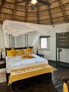 巴卢莱自然保护区Ku Sungula Safari Lodge的一间卧室,卧室内配有一张大床