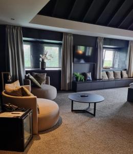 霍斯特霍斯特 - 芬洛公园酒店的客厅配有两张沙发和一张桌子