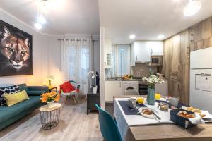 毕尔巴鄂INSIDE OLD TOWN by Eba Homes的客厅以及带沙发和桌子的厨房。
