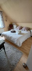 韦斯特洛didi logement的卧室配有一张白色大床和地毯。