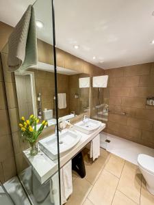 罗萨斯Hotel Marina的一间带两个盥洗盆和卫生间的浴室