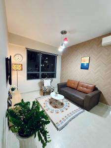 胡志明市HHomes - Serene 1 Bedroom Nice view & Pool GYM BBQ at Masteri Thao Dien District 2的客厅配有沙发和桌子