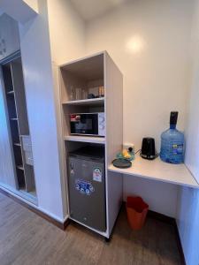 蒙巴萨SPACIOUS STUDIO IN NYALI with AC opposite voyager resort RITZ APARTMENT的厨房配有柜台和小冰箱
