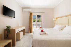 达西亚Santos Luxury Apartments的酒店客房设有两张床和电视。