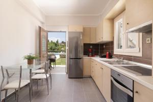 达西亚Santos Luxury Apartments的厨房配有不锈钢冰箱和桌子