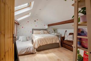 都柏林Cozy room in Stoneybatter, Dublin的一间小卧室,配有两张床和窗户