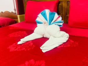 贾夫纳St Anne's Hotel & Restaurant的毛巾动物躺在床上