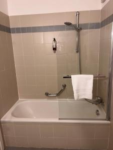 尚波吕克德香波路克酒店的带浴缸的浴室和毛巾