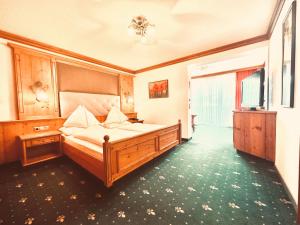 阿尔滕马克特蓬高乌尔比斯古特酒店的一间卧室,卧室内配有一张大床