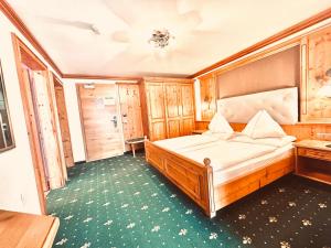 阿尔滕马克特蓬高乌尔比斯古特酒店的一间卧室,卧室内配有一张大床