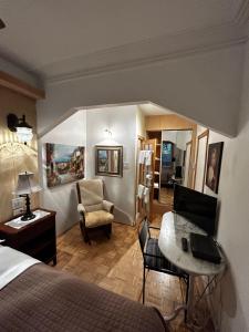 蒙特利尔Gite Le Sieur de Joliette的酒店客房,配有一张床、一张桌子和椅子