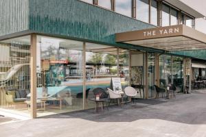 豪尔根The Yarn的大楼前方的商店,配有桌椅