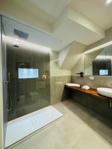 韦内雷港Al Gabbiano "Suite"的一间带玻璃淋浴和水槽的浴室