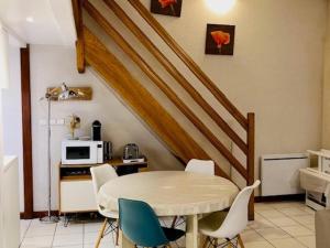 圣马丹德雷Appartement Saint-Martin-de-Ré, 3 pièces, 4 personnes - FR-1-544-10的厨房配有桌椅和微波炉。