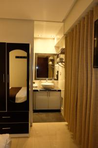 塔克纳Hotel Puma'r Tacna的一间带水槽和镜子的浴室