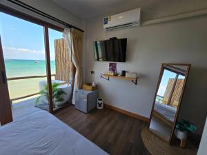 格兰岛De Ocean Land เดอ โอเชี่ยนแลนด์ เกาะล้าน Maldives的一间卧室配有一张床和镜子,享有海景