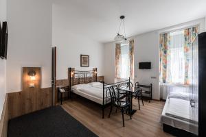 维也纳总站酒店的卧室配有一张床和一张桌子及椅子