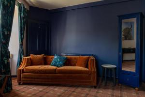 阿伯劳尔The Mash Tun的蓝色的房间里,有一面镜子,一张棕色的沙发