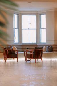 兰迪德诺Esplanade Hotel Llandudno的客厅配有两把椅子和一张沙发