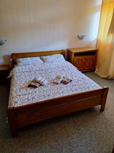 新瓦罗什Jezero的一间卧室配有一张床,并备有2个拖鞋