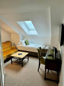 霍宁斯沃格Arctic Hotel Nordkapp的客房设有床、沙发和桌子。